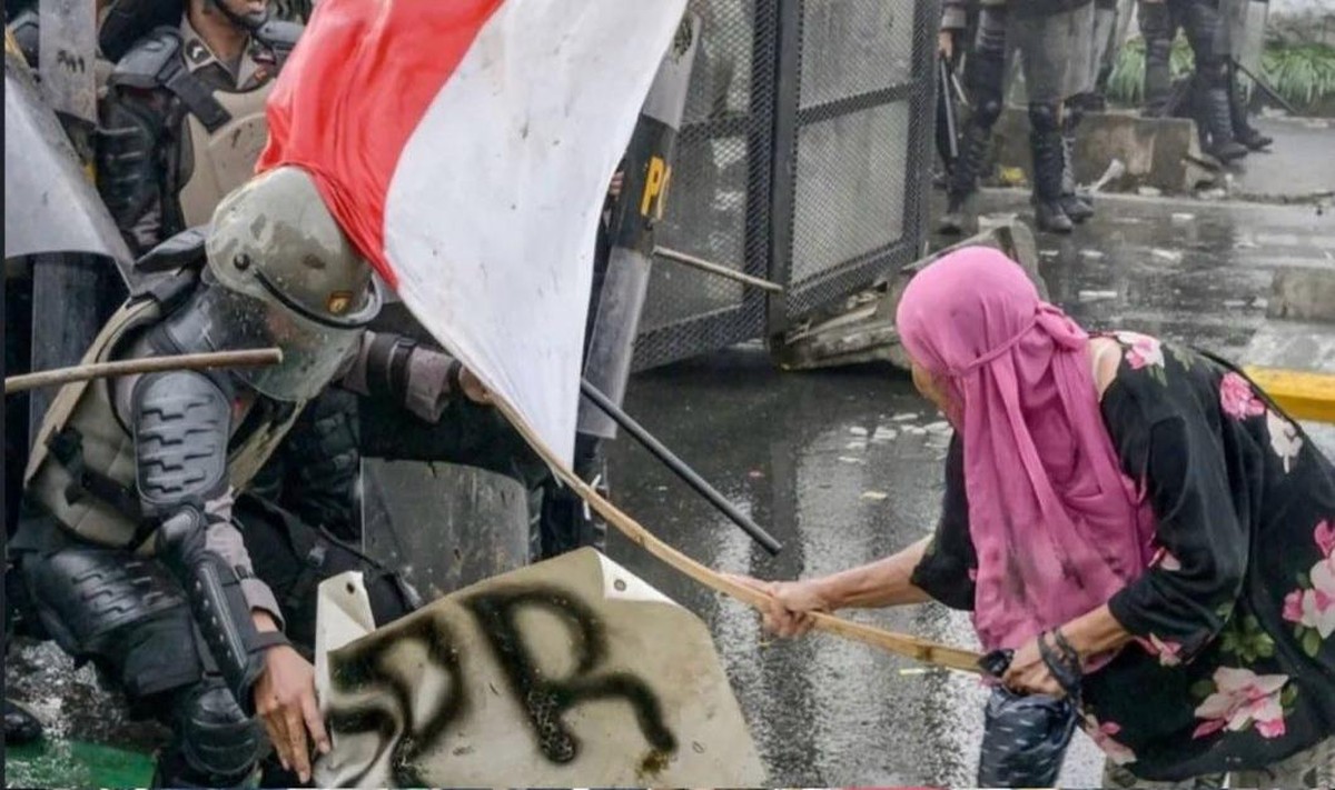 Ibu-Ibu Kerudung Pink Demo