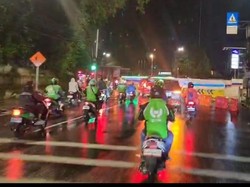 Iring-iringan Ojol Kawal Ambulans Jenazah Affan Kurniawan ke Rumah Duka