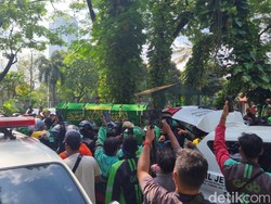 Diantar Iring-iringan Ojol, Jenazah Affan Kurniawan Tiba di TPU Karet Bivak
