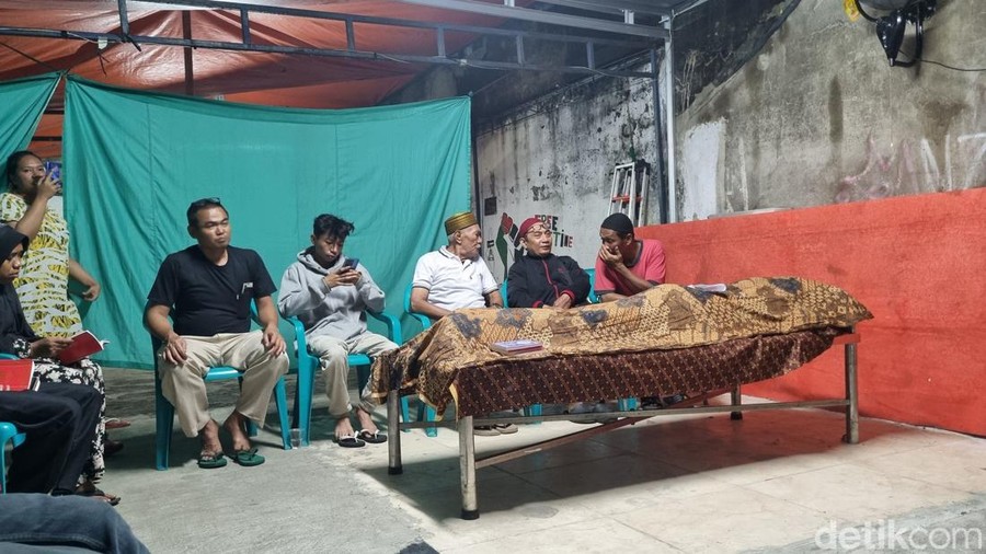 Jenazah Affan Kurniawan pengemudi ojek online (ojol) yang dilindas mobil rantis Brimob di Jakarta Pusat bakal dimakamkan di TPU Karet Bivak. (Taufiq S/detikcom)