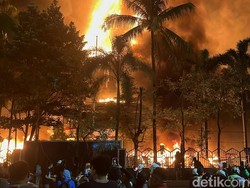 Gedung DPRD Makassar Dibakar Massa, Api Membumbung Tinggi!