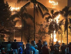 Gedung DPRD Makassar Dibakar Massa Saat Legislator-Walkot Rapat Paripurna