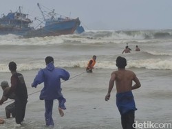 Kapal Nelayan Hanyut Terseret Ombak di Tulungagung, 27 ABK Dievakuasi