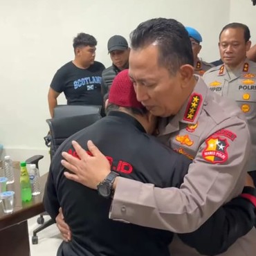 Kapolri Peluk Keluarga Affan, Minta Maaf dan Siap Usut Tuntas Kasus