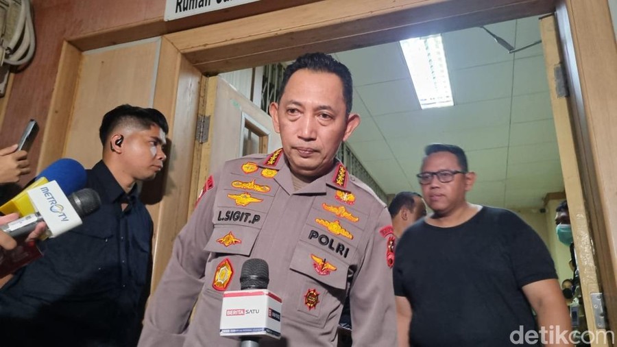 Kapolri Jenderal Listyo Sigit Prabowo usai bertemu dengan keluarga sopir ojek online (ojol) yang tewas dilindas rantis Brimob di Jakarta (Taufiq/detikcom). Kapolri Jenderal Listyo Sigit Prabowo usai bertemu dengan keluarga sopir ojek online (ojol) yang tewas dilindas rantis Brimob di Jakarta (Taufiq/detikcom).