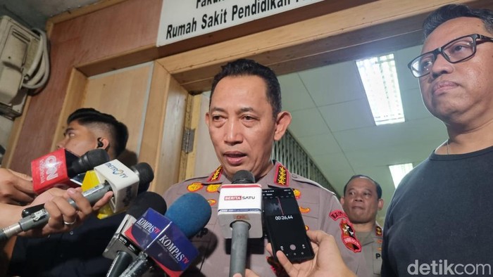 Kapolri Jenderal Listyo Sigit Prabowo usai bertemu dengan keluarga sopir ojek online (ojol) yang tewas dilindas rantis Brimob di Jakarta (Taufiq/detikcom).