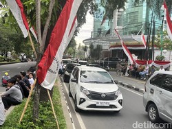 Ratusan Kendaraan Terjebak Macet Imbas Demo di Kantor DPRD Medan