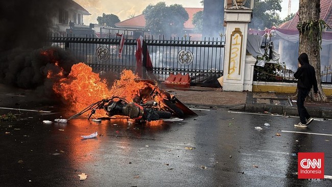 Sejumlah kendaraan bermotor terbakar saat aksi solidaritas Affan Kurniawan, di depan Gedung Negara Grahadi, Surabaya.