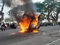 Pos Polisi di Dekat Lapangan Merdeka Medan Dibakar Massa Aksi