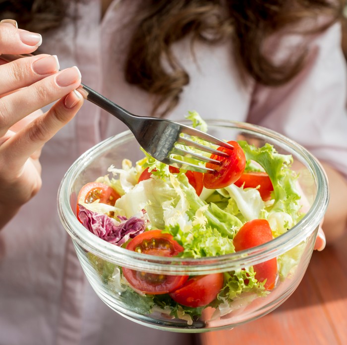 Beberapa orang memang bisa mengonsumsi salad bersamaan dengan nasi, namun untuk orang-orang dengan sistem pencernaan yang lemah, kombinasi yang satu ini akan sulit dicerna.
