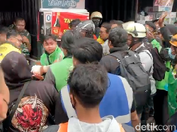Satu Orang Dievakuasi dengan Ambulans Saat Aksi Ojol di Mako Brimob Solo