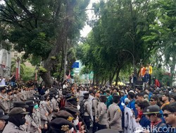 Mahasiswa Hening Cipta Saat Mulai Demo di Depan Kantor DPRD Sumut