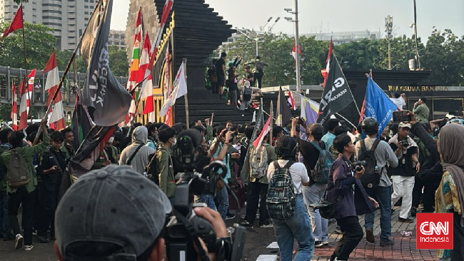 Massa berdemonstrasi di Polda Metro Jaya (PMJ) Jakarta kian memanas dan mulai menjebol dua pagar utama pada Jumat (29/7) petang.