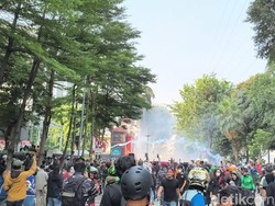 Demo di Mako Brimob Kwitang Ricuh, Adu Balas Petasan Vs Gas Air Mata