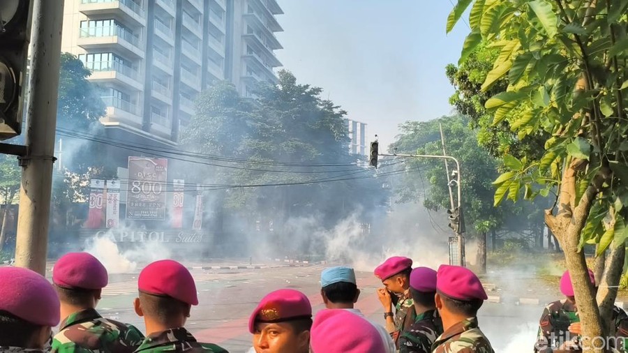 Mako Brimob Kwitang Demo solidaritas kematian ojol Affan Kurniawan (21) yang berlangsung di Mako Brimob Kwitang, Jakarta Pusat, masih panas..