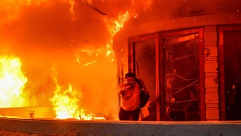 FOTO: Aksi Massa Membara di Berbagai Daerah Indonesia