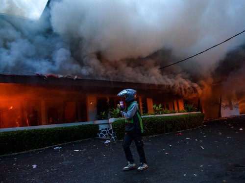 Ricuh di Bandung: Fasilitas Publik Rusak, Aparat Jaga Area Strategis