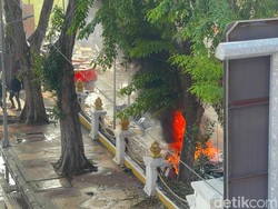 Sejumlah Motor Dibakar Massa Aksi Solidaritas Affan di Grahadi Surabaya