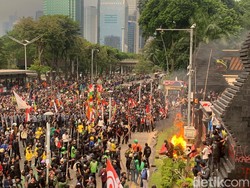 Massa Demo Bakar Barier dan Pagar di Polda Metro Jaya