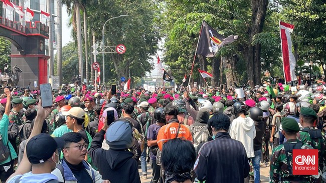 Demonstrasi memprotes gaji dan tunjangan fantastis anggota MPR/DPR RI dan solodaritas Affan makin meluas di hari keempat pada Jumat (29/8) ini.