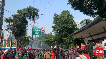 Demo Ojol di Brimob Kwitang: Gas Air Mata Ditembakkan, Ambulans Datang