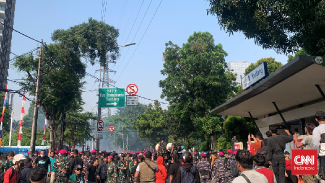 Gas Air Mata Ditembakkan, Ambulans Datang Massa memenuhi Mako Brimob di Jakarta setelah kematian pengemudi ojek, Affan, akibat dilindas mobil rantis. Bentrokan terjadi, aparat menggunakan gas air mata.