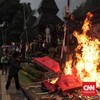 FOTO: Demo Ricuh di Polda Metro Jaya, Barier hingga Pagar Terbakar