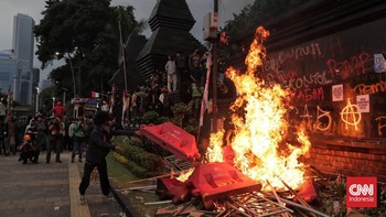 FOTO: Demo Ricuh di Polda Metro Jaya, Barier hingga Pagar Terbakar