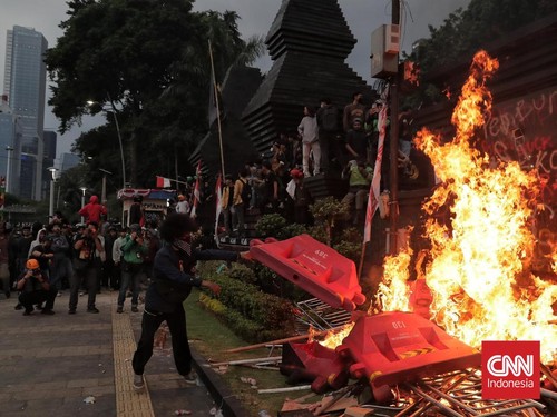 FOTO: Demo Ricuh di Polda Metro Jaya, Barier hingga Pagar Terbakar