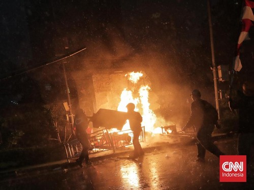 Dua Bus Polisi di Eks Mapolres Jakpus Dibakar, Markas Gegana Disatroni