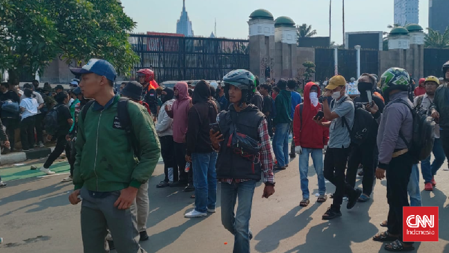 Massa aksi mulai mendatangi DPR RI pada Jumat (29/8) siang menyerukan tuntutan anggota DPR dan aparat tidak arogan.