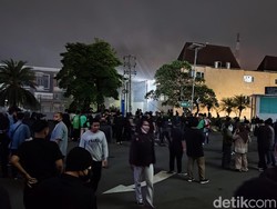 Massa di Polda DIY Selamatkan Diri ke Mal saat Gas Air Mata Ditembakkan