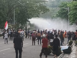 Sempat Berhamburan gegara Gas Air Mata, Massa Demo Balik Lagi ke Polda Jateng