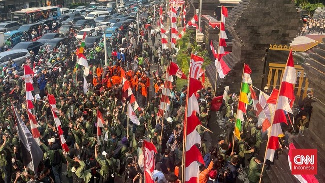Advokat LBH Jakarta Iqbal Ramadhan diperiksa Polda Metro Jaya sebagai saksi dalam kasus dugaan penghasutan terkait ricuh dalam demo Agustus lalu.