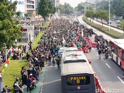 Mobil Polisi Dirusak Saat Demo di Polda Metro