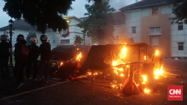 Ratusan orang menggelar aksi solidaritas di Mapolda DIY untuk Affan Kurniawan yang tewas. Kericuhan terjadi, tuntutan disampaikan kepada Kapolri.