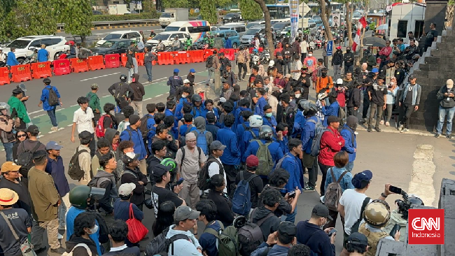 Mahasiswa Datangi Polda, Respons Affan Tewas Dilindas Rantis Brimob Mereka berdemonstrasi merespons tewasnya driver ojek online (ojol) Affan Kurniawan akibat dilindas mobil rantis Brimob.