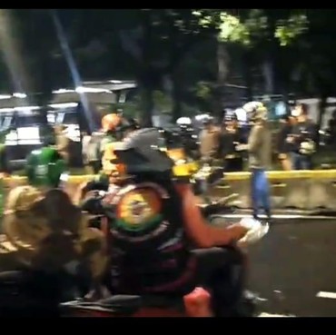 Ojol Tewas Dilindas Rantis, Massa Masih Kepung Markas Brimob Sambil Teriak Pembunuh