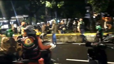 img-title Ojol Tewas Dilindas Rantis, Massa Masih Kepung Markas Brimob Sambil Teriak Pembunuh