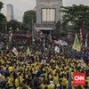 FOTO: Momen Demo Mahasiswa Jebol Dua Gerbang Mapolda Metro Jaya