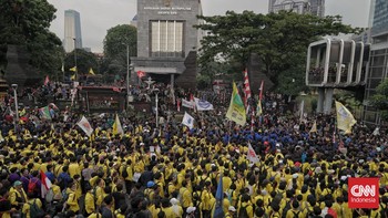 FOTO: Momen Demo Mahasiswa Jebol Dua Gerbang Mapolda Metro Jaya