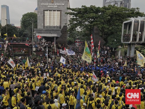 FOTO: Momen Demo Mahasiswa Jebol Dua Gerbang Mapolda Metro Jaya