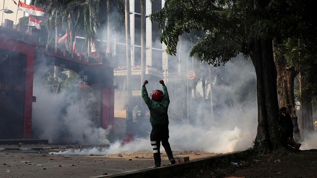 Anggota Brimob di Kwitang Jakarta Pusat kembali menembakkan gas air mata untuk membubarkan rombongan Ojol aksi dan sebagian warga pada Jumat sore.