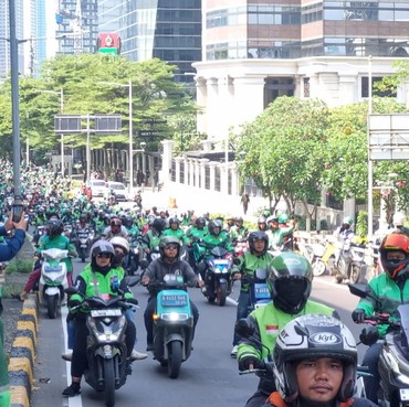 Begini Potret Lautan Pengemudi Ojol Antar Affan Kurniawan ke TPU Karet Bivak
