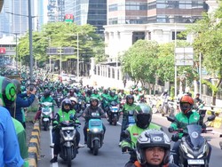 Foto Massa Ojol Kawal Pemakaman Affan yang Tewas Dilindas Rantis Brimob