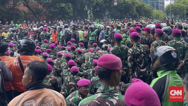 Menteri Pertahanan Jenderal (purn) Sjafrie Sjamsoeddin mengatakan Kompeks Parlemen DPR/MPR dalam beberapa waktu ke depan masih akan dijaga TNI.