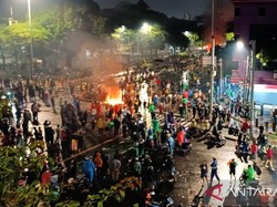 Massa Masih Bertahan di Mako Brimob Kwitang, Sempat Bakar Pospol Senen
