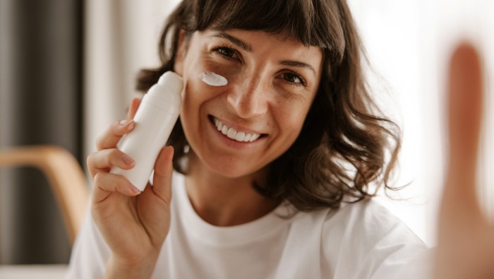 5 Rekomendasi Sunscreen Anti-Aging untuk Tampil Awet Muda di Usia 40-an