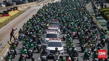 FOTO: Solidaritas Ojol Antar Affan Kurniawan ke Peristirahatan Akhir
