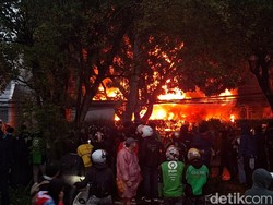 Kronologi Mess MPR RI Dibakar Massa Aksi di Bandung